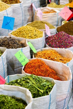 A, çanak çömlek ve çuvallar içinde taneler, baharatlar, meyveler, tohumlar, kökler, çiçekler, tarçın ve daha fazlası İran pazarında. Çiftçilerden çok çeşitli sağlıklı ürünler..