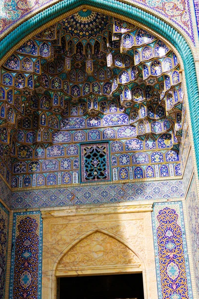 Renkli oryantal geometrik tasarım ve desen genellikle Pers cami ve metastazlarında karşılaşılır. İsfahan, Şiraz, Tahran, İran