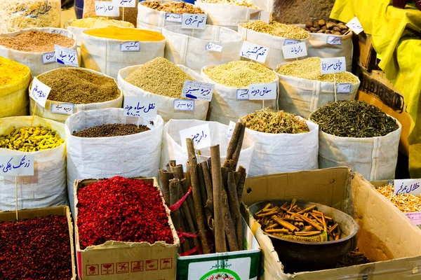 A, çanak çömlek ve çuvallar içinde taneler, baharatlar, meyveler, tohumlar, kökler, çiçekler, tarçın ve daha fazlası İran pazarında. Çiftçilerden çok çeşitli sağlıklı ürünler..