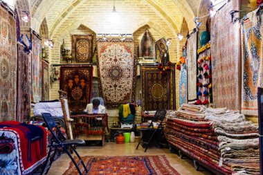SHIRAZ, İRAN - 20 Kasım 2016: Vakil Bazaar, Şiraz, İran 'da geleneksel İran halıları dükkanı. Vakil Çarşısı İran 'ın Şiraz kentindeki en önemli turistik merkezdir..