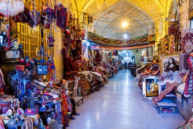 SHIRAZ, İRAN - 18 Kasım 2016: Shiraz 'da geleneksel İran pazarı. Tarihi bir pazar ve Orta Doğu 'nun en eski ve en büyük pazarlarından biri..