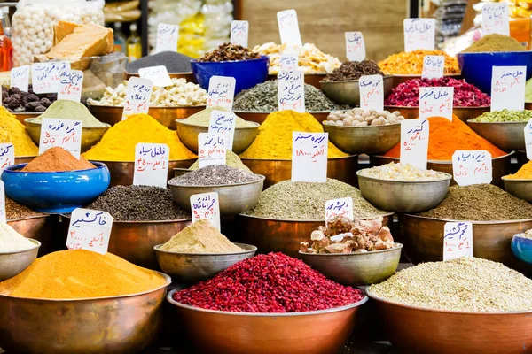 ISFAHAN, İRAN - 20 Kasım 2016: A, çanak ve çuvallar dolusu tahıl, baharat, meyve, tohum, kök, çiçekler, tarçın ve daha fazlası İran pazarında. Çiftçilerden çok çeşitli sağlıklı ürünler..