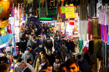 TEHERAN, İRAN - 25 Kasım 2016: Tahran 'da geleneksel İran pazarı. Tarihi bir pazar ve Orta Doğu 'nun en eski ve en büyük pazarlarından biri..