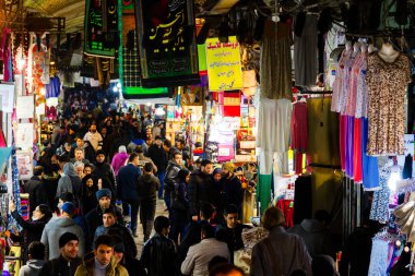TEHERAN, İRAN - 25 Kasım 2016: Tahran 'da geleneksel İran pazarı. Tarihi bir pazar ve Orta Doğu 'nun en eski ve en büyük pazarlarından biri..