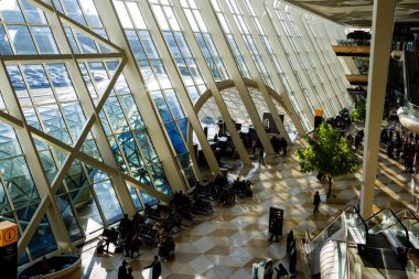BAKU, AZERBAIJAN - NOVEMBER 14, 2016: Başkent Azerbaycan 'ın başkenti Bakü' deki Heydar Aliyev Havalimanı 'nın ana terminalindeki güvenlik kontrol alanı.