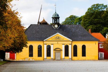 COPENHAGEN, DENMARK - 8 Ekim 2016: Kopenhag, Danimarka 'daki Kastellet' te kilise ve yel değirmeni. Kastellet, Kuzey Avrupa 'daki en iyi korunmuş yıldız kalelerinden biridir..