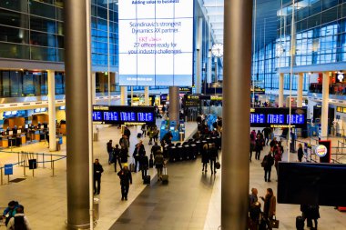 KASTRUP, DENMARK - 9 Ekim 2016: Kopenhag Kastrup Havaalanı check-in salonu. Terminal 3 'ün İçi.