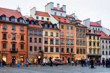 WARsaw, POLAND - 19 Ekim 2016; Nowomiejska caddesindeki güzel pansiyonlar ve Freta sokağı, Old Market Square