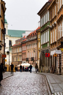 WARsaw, POLAND - 19 Ekim 2016; Nowomiejska caddesindeki güzel pansiyonlar ve Freta sokağı, Old Market Square