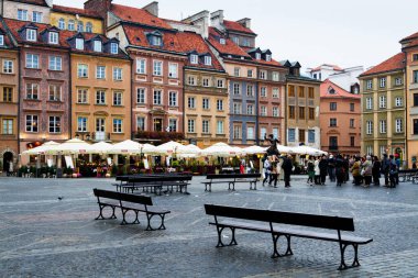 WARsaw, POLAND - 19 Ekim 2016; Nowomiejska caddesindeki güzel pansiyonlar ve Freta sokağı, Old Market Square