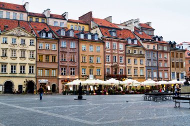 WARsaw, POLAND - 19 Ekim 2016; Nowomiejska caddesindeki güzel pansiyonlar ve Freta sokağı, Old Market Square