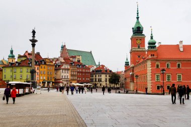 WARsaw, POLAND - 19 Ekim 2016; Polonya 'nın başkenti Varşova' nın ana Castle Meydanı 'ndaki Güzel Kiralık evler