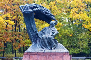 WARsaw, POLAND - 20 Ekim 2016: Waclaw Szymanowski (1859-1930) tarafından tasarlanan Polonya 'nın Varşova kentindeki Royal Lazienki Park' ın sonbahar manzarasında bulunan Fryderyk Chopin anıtı).