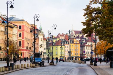 WARsaw, POLAND - 25 Ekim 2016: Varşova, Avrupa 'da Krakowskie Przedmiescie ve Nowy Swiat, Old Market Square ve Castle Square (Plac Zamkowy) caddelerindeki güzel pansiyonlar