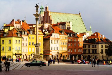 WARsaw, POLAND - 26 Ekim 2016; Polonya 'nın başkenti Varşova' daki ana Castle Square 'de sabah güneşinde güzel pansiyonlar. Kraliyet Kalesi ve Sigismund 'un Sütunu Kolumna Zygmunta