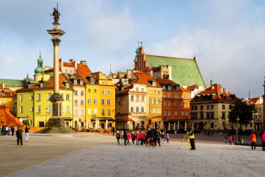 WARsaw, POLAND - 26 Ekim 2016; Polonya 'nın başkenti Varşova' daki ana Castle Square 'de sabah güneşinde güzel pansiyonlar. Kraliyet Kalesi ve Sigismund 'un Sütunu Kolumna Zygmunta