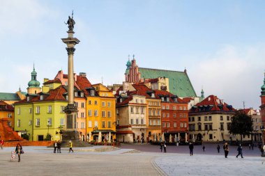 WARsaw, POLAND - 26 Ekim 2016; Polonya 'nın başkenti Varşova' daki ana Castle Square 'de sabah güneşinde güzel pansiyonlar. Kraliyet Kalesi ve Sigismund 'un Sütunu Kolumna Zygmunta