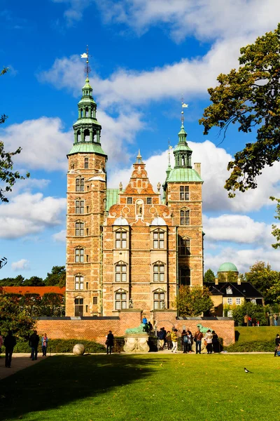 COPENHAGEN, DENMARK - 9 Ekim 2016: Rosenborg Şatosu Kongens 'te Rosenborg Kralının Bahçesi.
