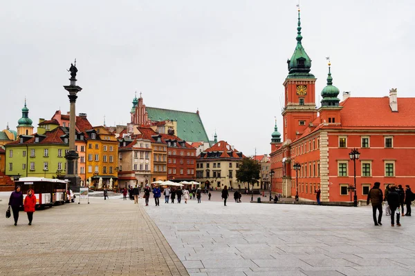 WARsaw, POLAND - 19 Ekim 2016; Polonya 'nın başkenti Varşova' nın ana Castle Meydanı 'ndaki Güzel Kiralık evler
