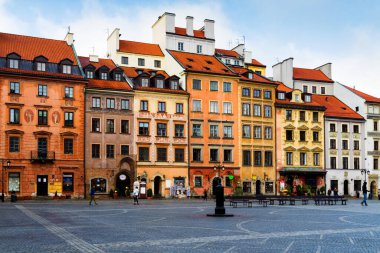 VARŞAN, POLAND - 25 Ekim 2016: Polonya 'nın başkenti Varşova' nın Eski Pazar Meydanı, Nowomiejska ve Freta caddelerindeki güzel kiralık evler
