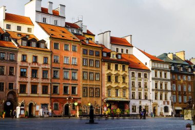 VARŞAN, POLAND - 25 Ekim 2016: Polonya 'nın başkenti Varşova' nın Eski Pazar Meydanı, Nowomiejska ve Freta caddelerindeki güzel kiralık evler