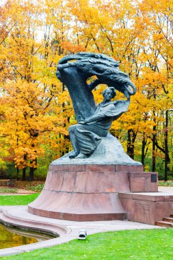 WARsaw, POLAND - 26 Ekim 2016: Waclaw Szymanowski (1859-1930) tarafından tasarlanan Polonya 'nın Varşova kentindeki Royal Lazienki Park' ın sonbahar manzarasında bulunan Fryderyk Chopin anıtı).