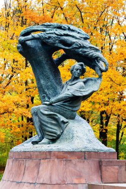 WARsaw, POLAND - 26 Ekim 2016: Waclaw Szymanowski (1859-1930) tarafından tasarlanan Polonya 'nın Varşova kentindeki Royal Lazienki Park' ın sonbahar manzarasında bulunan Fryderyk Chopin anıtı).