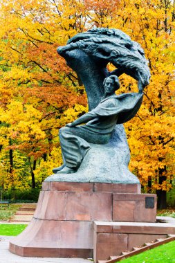 WARsaw, POLAND - 26 Ekim 2016: Waclaw Szymanowski (1859-1930) tarafından tasarlanan Polonya 'nın Varşova kentindeki Royal Lazienki Park' ın sonbahar manzarasında bulunan Fryderyk Chopin anıtı).