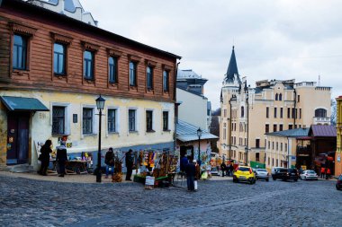 KIEV, UKRAINE - 12 Kasım 2016: Andriyivli Uzvoz Descent veya Spusk satıcılarla hediyelik eşya satanlar ve yürüyen insanlar