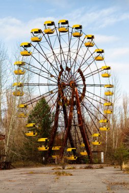 Pripyat, Çernobil, Ukrayna 'daki lunaparkta terk edilmiş dönme dolap.