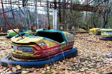CHERNOBYL, UKRAINE - NOV 10, 2016: Pripyat, Çernobil yabancılaşma bölgesinde terk edilmiş eğlence parkı.
