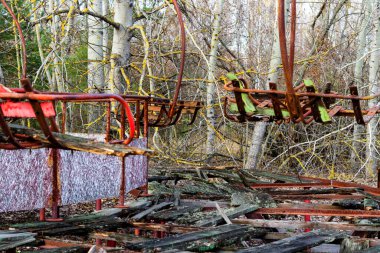 Pripyat şehrinin merkezindeki bir lunaparkta terk edilmiş bir atlıkarınca Çernobil faciası, dışlanma bölgesi, hayalet bir kasaba.