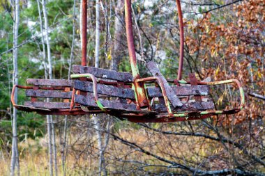 Pripyat şehrinin merkezindeki bir lunaparkta terk edilmiş bir atlıkarınca Çernobil faciası, dışlanma bölgesi, hayalet bir kasaba.