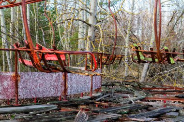 Pripyat şehrinin merkezindeki bir lunaparkta terk edilmiş bir atlıkarınca Çernobil faciası, dışlanma bölgesi, hayalet bir kasaba.