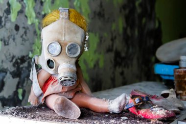 Çernobil 'de, Pripyat' ta ve anaokulunda kırılmış bir bebek. Nükleer santral felaketinden sonra gitti. Yasaklama bölgesi, Ukrayna