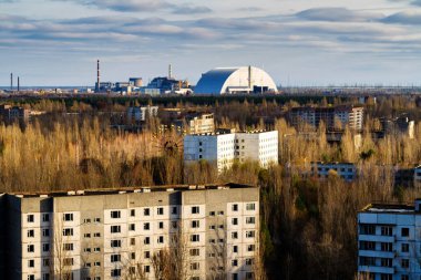 Pripyat kasabası, Çernobil Nükleer Santrali Yabancılaşma Bölgesi, Ukrayna 'da 16 katlı bir apartmanın çatısından görüntü