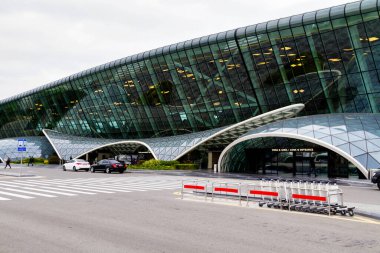 BAKU, AZERBAIJAN - 14 Kasım 2016: Azerbaycan 'ın başkenti Bakü' deki Heydar Aliyev Havalimanı 'nın ön görüntüsü.