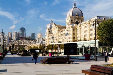 BAKU, AZERBAIJAN - 14 Kasım 2016: Azerbaycan 'ın başkenti Bakü' de Fuzuli Caddesi ve Qis Parkı manzarası