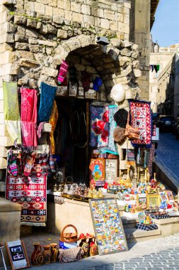 BAKU, AZERBAIJAN - 12 Kasım 2016: Bakü, Azerbaycan 'dan Icheri Sheher (Eski Şehir). Hatıraları ve antikaları olan tipik bir turist dükkanı..