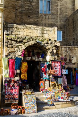 BAKU, AZERBAIJAN - 12 Kasım 2016: Bakü, Azerbaycan 'dan Icheri Sheher (Eski Şehir). Hatıraları ve antikaları olan tipik bir turist dükkanı..