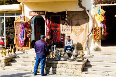 BAKU, AZERBAIJAN - 14 Kasım 2016: Bakü, Azerbaycan 'dan Icheri Sheher (Eski Şehir). Hatıraları ve antikaları olan tipik bir turist dükkanı..