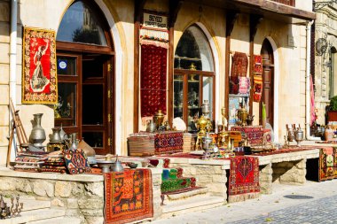 Bakü, Azerbaycan 'dan Icheri Sheher (Eski Şehir). Hatıraları ve antikaları olan tipik bir turist dükkanı..