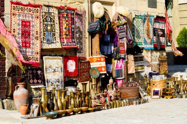 Bakü, Azerbaycan 'dan Icheri Sheher (Eski Şehir). Hatıraları ve antikaları olan tipik bir turist dükkanı..