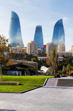 BAKU, AZERBAIJAN - 14 Kasım 2016: Arkasında Alev Kulesi olan Bakü şehir merkezinin görüntüsü. Azerbaycan