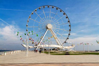 Azerbaycan 'ın başkenti Bakü' deki ünlü dev dönme dolap. Hazar Denizi 'nin kıyısında..