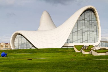 BAKU, AZERBAIJAN - 14 Kasım 2016: Bakü, Azerbaycan 'daki Heydar Aliyev Merkezi Müzesi. Heydar Aliyev Merkezi 2014 'te Tasarım Müzesi Yılın Tasarımları Ödülünü kazandı.