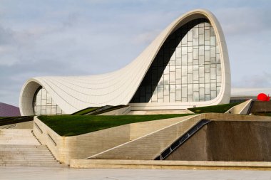 BAKU, AZERBAIJAN - 14 Kasım 2016: Bakü, Azerbaycan 'daki Heydar Aliyev Merkezi Müzesi. Heydar Aliyev Merkezi 2014 'te Tasarım Müzesi Yılın Tasarımları Ödülünü kazandı.