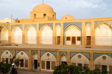İran 'ın Kashan kentindeki Ağa Bozorg Camii' nin mavi gökyüzü manzarası. Muhteşem İslami mimari. Tarihi cami ve medrese Ortadoğu 'nun popüler bir turistik mekanıdır.
