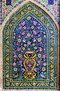 Renkli oryantal geometrik tasarım ve desen genellikle Pers cami ve metastazlarında karşılaşılır. İsfahan, Şiraz, Tahran, İran