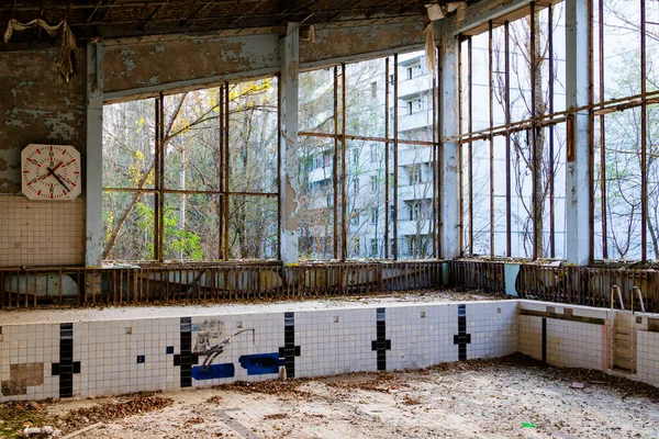 Εγκαταλελειμμένη Πισίνα Στο Pripyat Ζώνη Αποκλεισμού Του Τσερνομπίλ Ουκρανία — Φωτογραφία Αρχείου